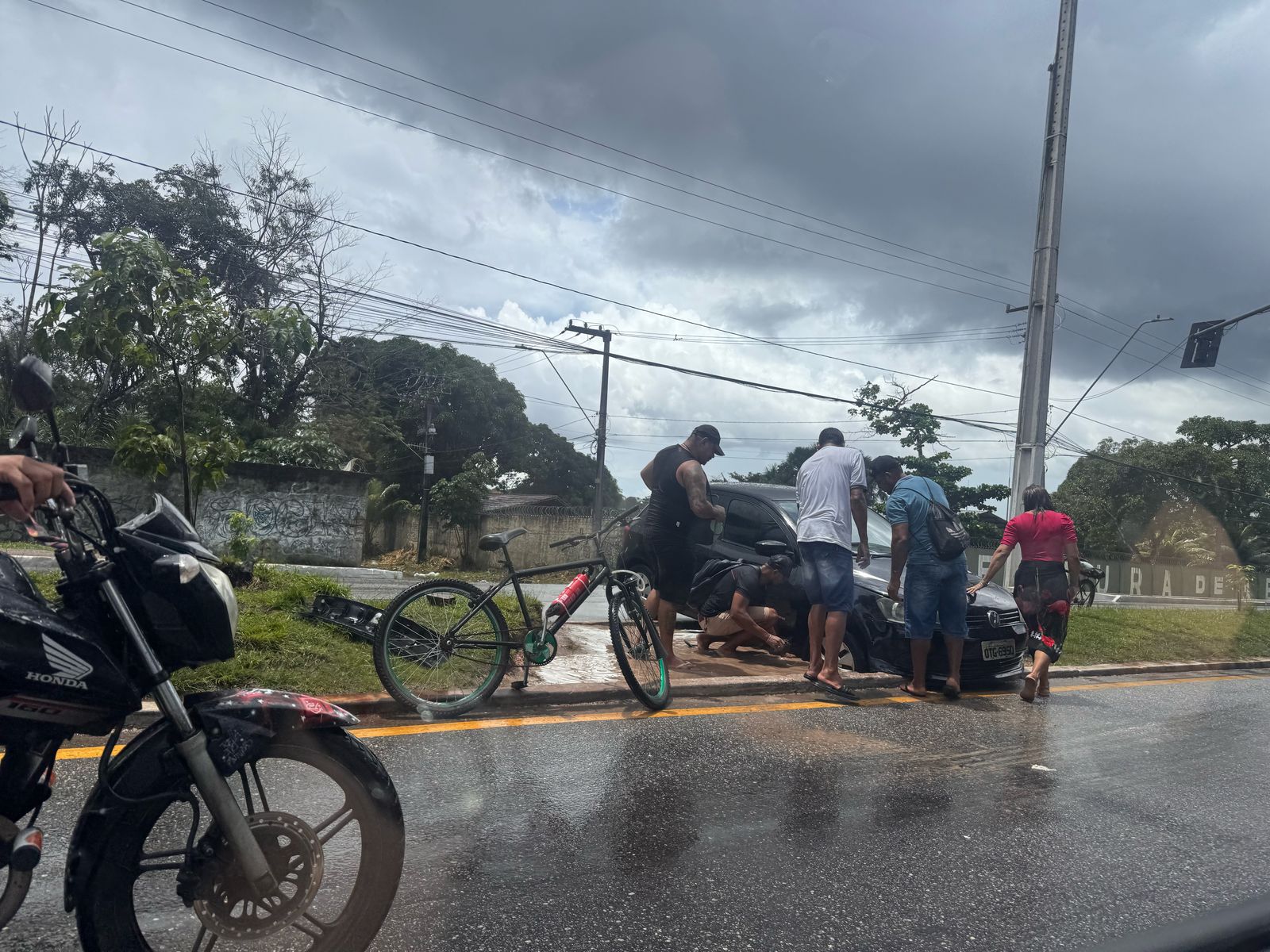Imagem - Vídeo: acidente na Pedro Álvares Cabral deixa carro atravessado no meio fio, em Belém