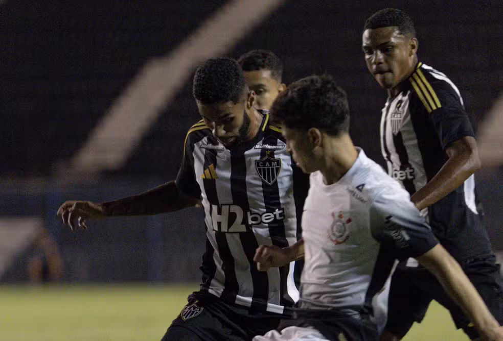 Imagem - Jogador do Atlético-MG agarra bola dentro da área e comete pênalti bizarro; assista