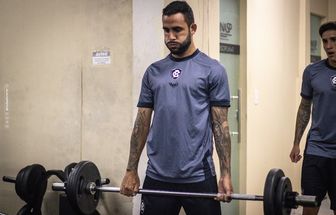 Após mal-estar, jogador do Remo deve ser desfalque contra o Athletico-PR