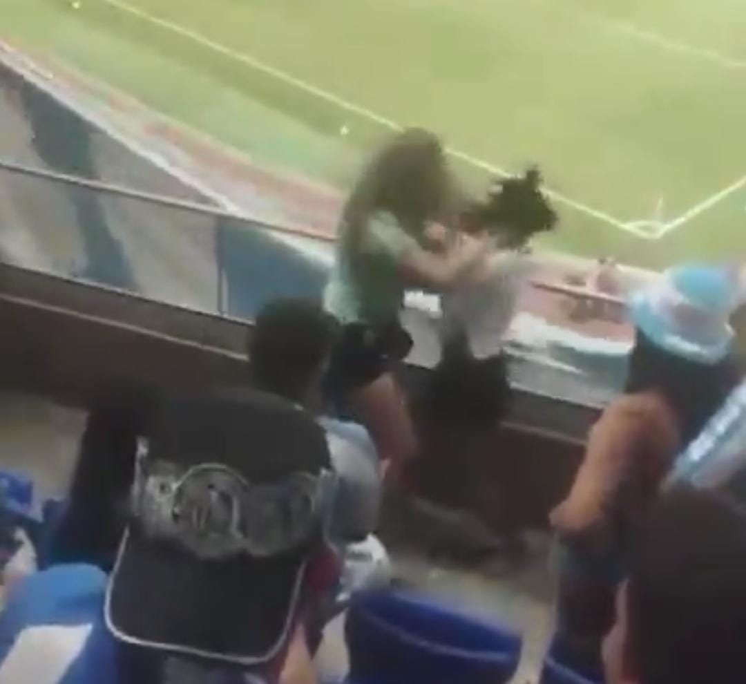 Imagem - Torcedoras brigam feio no Mangueirão em meio crise do Paysandu