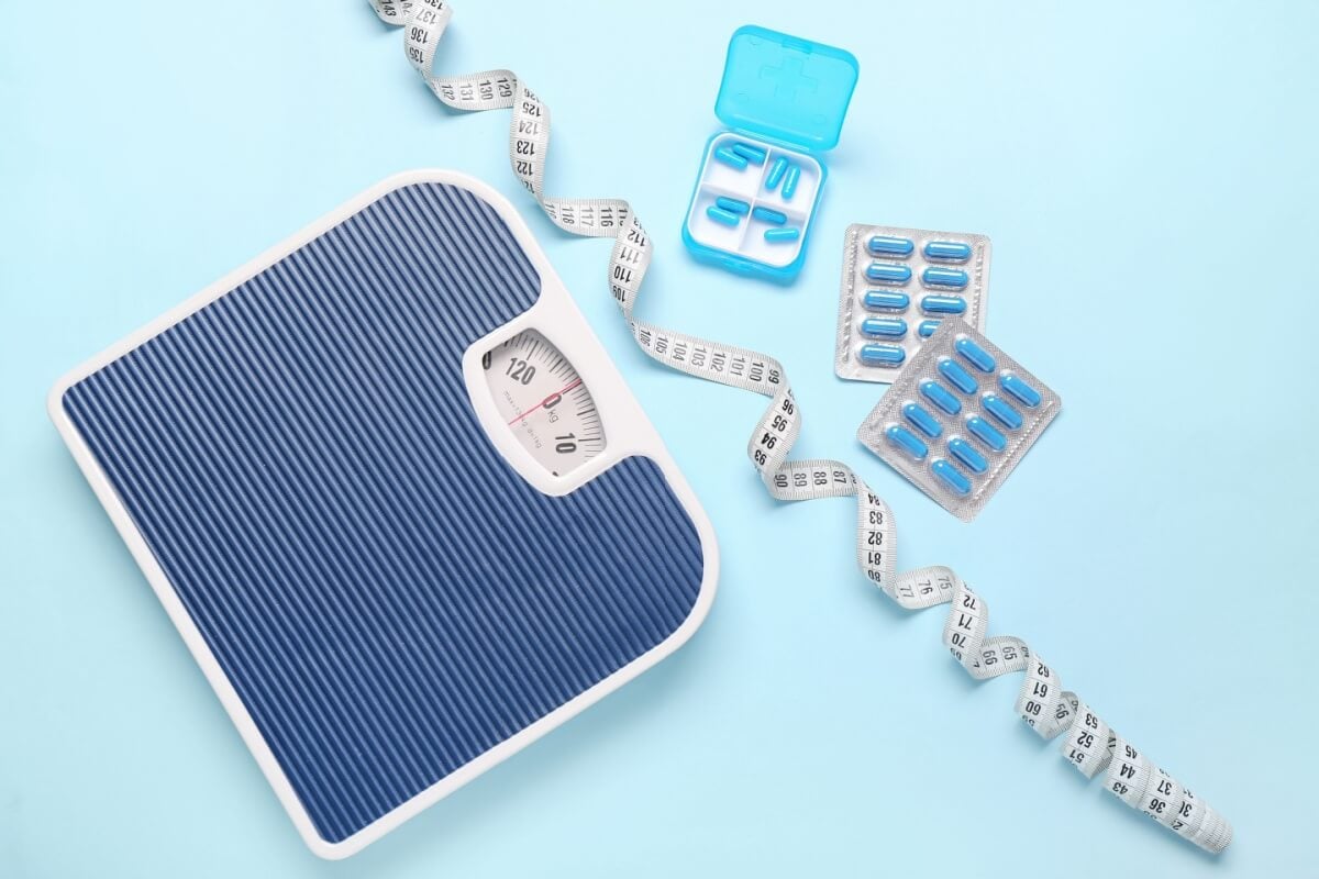 Remédios para emagrecer sem acompanhamento profissional podem colocar a saúde em risco (Imagem: Pixel-Shot | Shutterstock) 