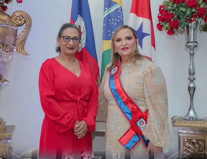 Prefeita de Abaetetuba, Francineti Carvalho (MDB) (com a faixa) e vice-prefeita , Edileuza Muniz (PT),