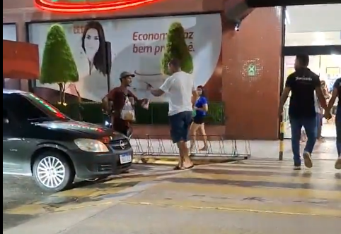 Imagem - Vídeo: bêbado desce de carro e ameaça homem em situação de rua em Castanhal