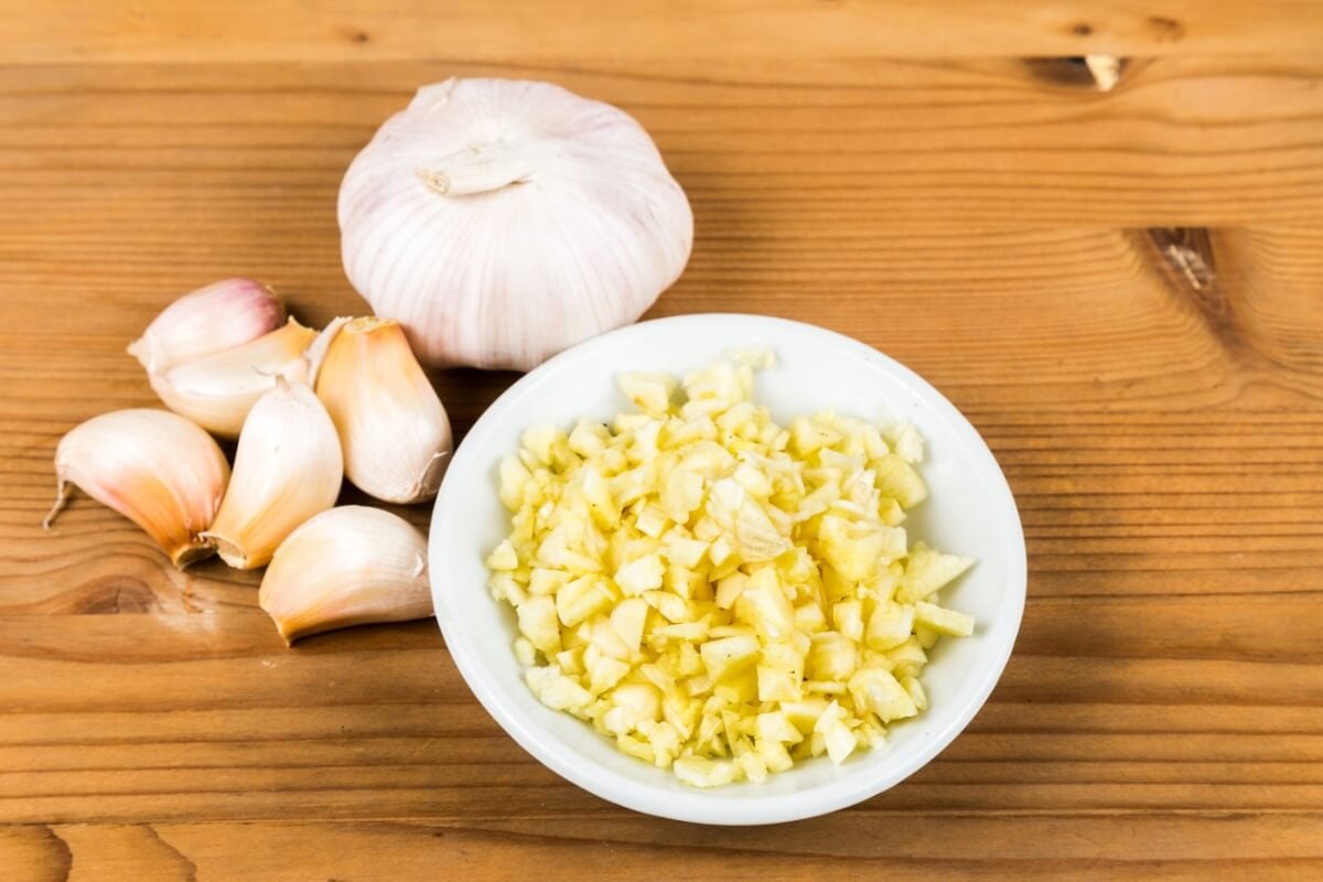 O alho é um ingrediente saboroso e aromático e possui propriedades nutricionais que podem contribuir para uma dieta saudável (Imagem: ThamKC | Shutterstock)