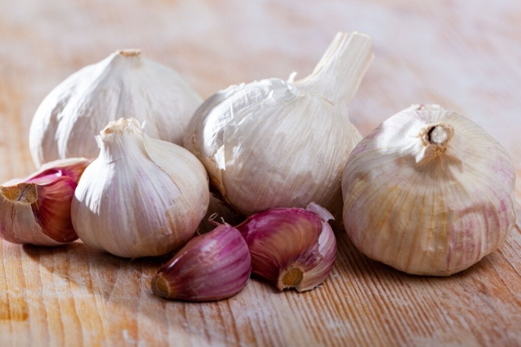 O alho pode ser usado para criar pastas versáteis (Imagem: BearFotos | Shutterstock)