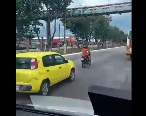 Imagem - Flagrante inusitado de motocicleta ‘rebocando’ Uno na Grande Belém diverte a web; assista