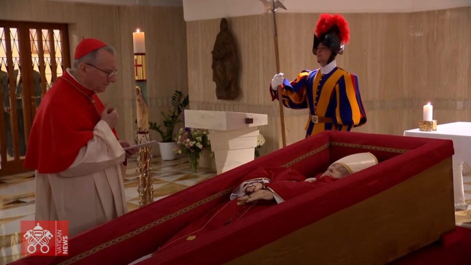 Imagem - Entenda porque vermelho é a cor do luto na morte do papa