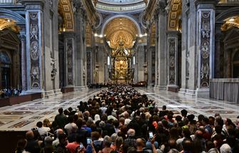 Fieis aguardam cerca de 5h para ver corpo de papa Francisco