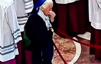 Freira quebra protocolo do Vaticano e 'invade' área de velório para se despedir de Papa Francisco; assista