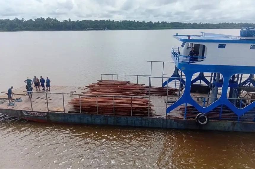 Imagem - Madeira serrada sem documentação é apreendida em embarcação, no Pará