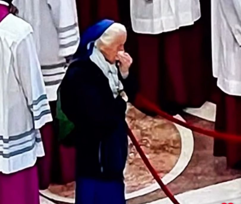 Imagem - Freira quebra protocolo do Vaticano e 'invade' área de velório para se despedir de Papa Francisco; assista