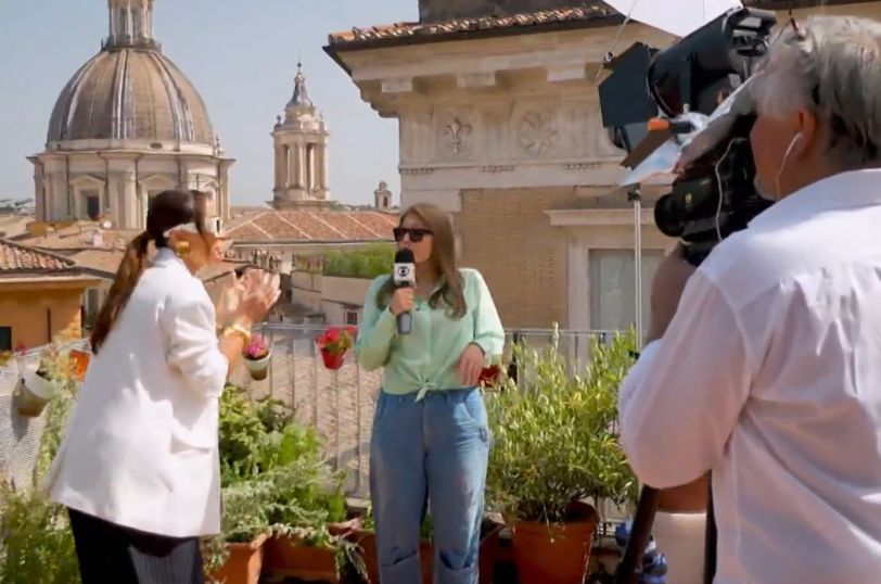 Imagem - Em entrevista descontraída, Ilze Scamparini apresenta terraço famoso para Sabrina Sato; assista