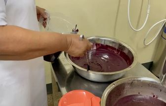 Batedores de açaí recebem capacitação sobre boas práticas de manipulação do fruto, em Belém