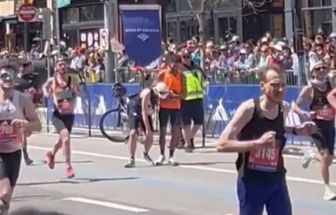 Vídeo: brasileiro comove o mundo ao ajudar corredor caído na Maratona de Boston