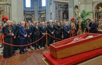 Lula e comitiva chegam a Roma para o funeral do papa Francisco; assista