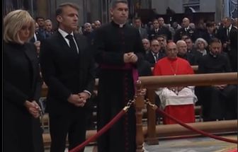 Presidente da França, Emmanuel Macron comparece para o funeral do Papa