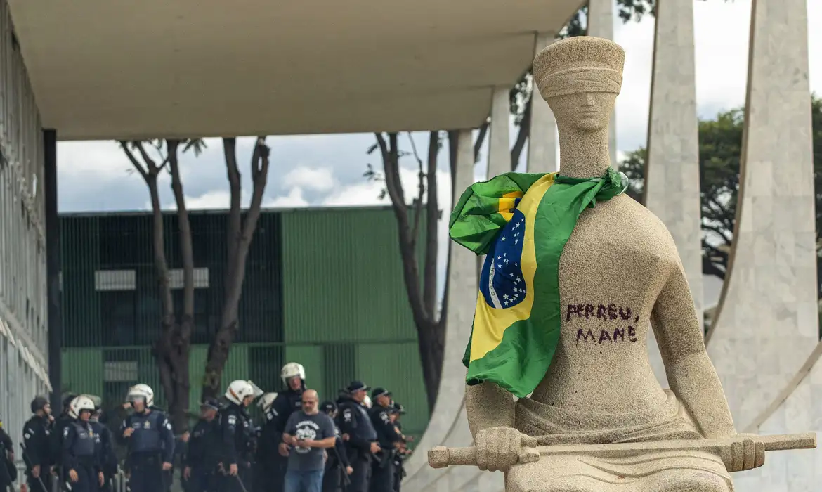 Imagem - STF condena mulher que pichou estátua a 14 anos de prisão
