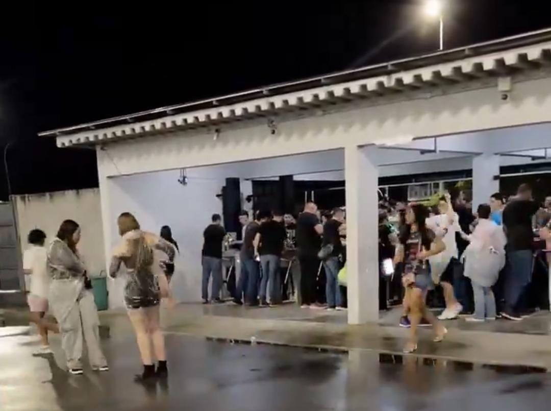 Imagem - Multidão vai chegando ao Mangueirão para celebrar 20 anos de Jorge e Mateus em noite de hits