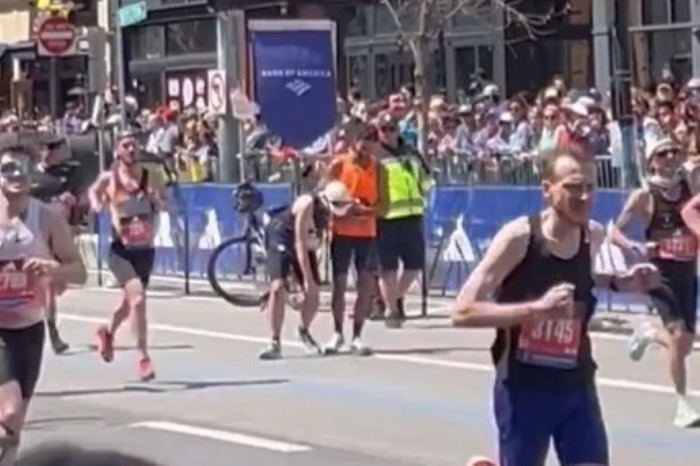 Imagem - Vídeo: brasileiro comove o mundo ao ajudar corredor caído na Maratona de Boston