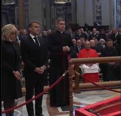 Imagem - Presidente da França, Emmanuel Macron comparece para o funeral do Papa