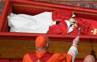 Brasileiros madrugam para acompanhar funeral do papa Francisco
