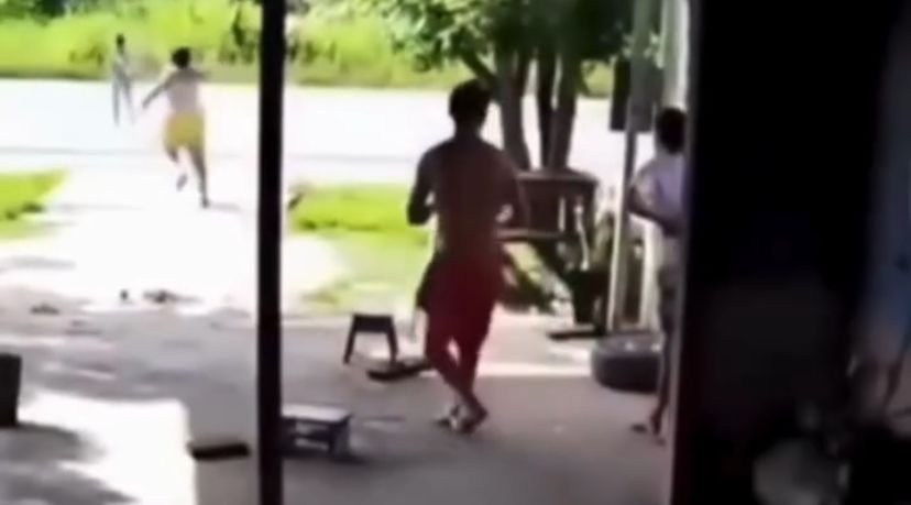 Imagem - Vídeo: mãe salva filha de ser atropelada por caminhão no Pará