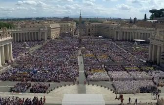 Primeira missa após sepultamento do papa reune 200 mil pessoas no Vaticano