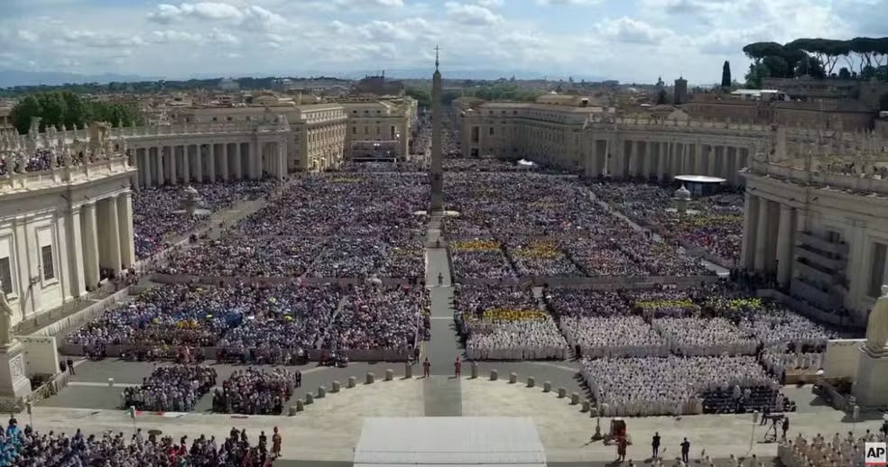 Imagem - Primeira missa após sepultamento do papa reune 200 mil pessoas no Vaticano
