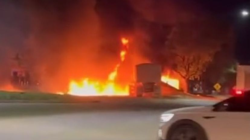 Imagem - Vídeo: carreta carregada com soja pega fogo em avenida, no Pará