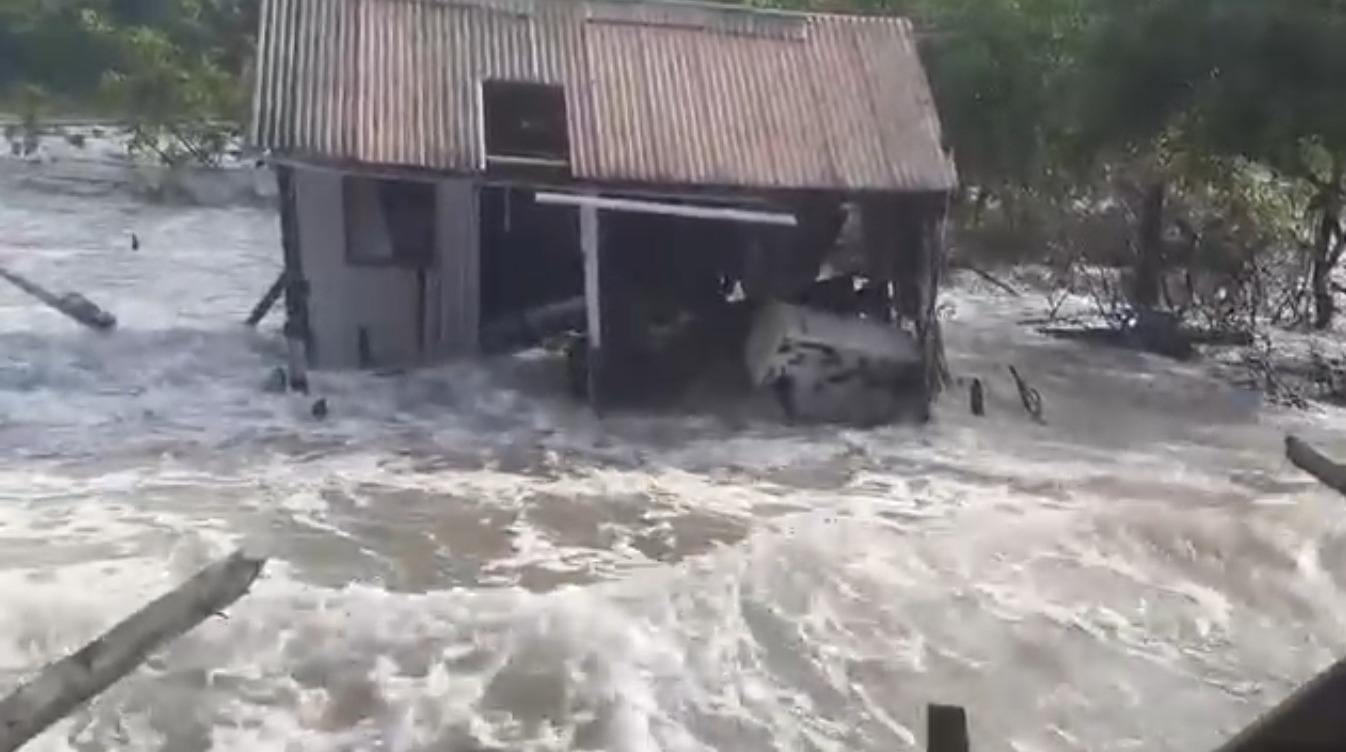 Imagem - Vídeo: casa de madeira é levada pelas ondas na praia de Ajuruteua, no Pará