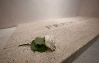 Rosa branca era símbolo de devoção do papa a Santa Teresa