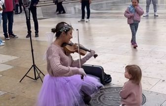 Violinista brasileira encanta bebê durante apresentação em praça na Espanha; assista