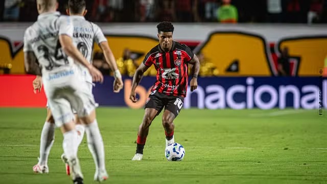 Imagem - Vitória e Grêmio empatam no Barradão e seguem na parte de baixo do Brasileirão