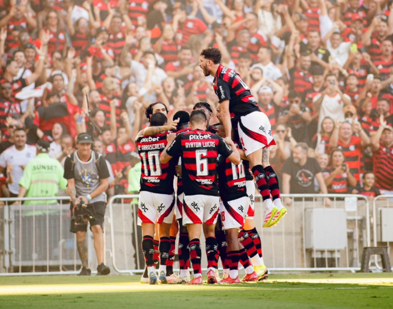 Imagem - Flamengo goleia o Corinthians e assume a liderança do Brasileirão 2025