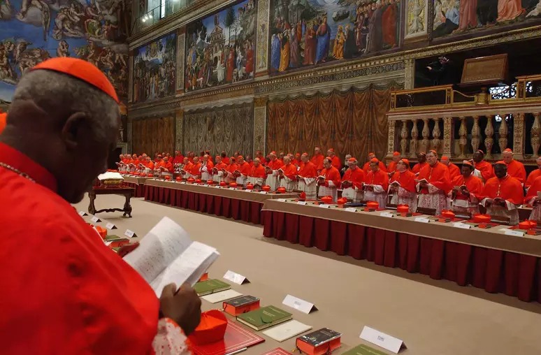 O conclave, votação dos cardeais da Igreja Católica para eleger um novo papa, começará dia 7 de maio, anunciou o Vaticano nesta segunda-feira (28).