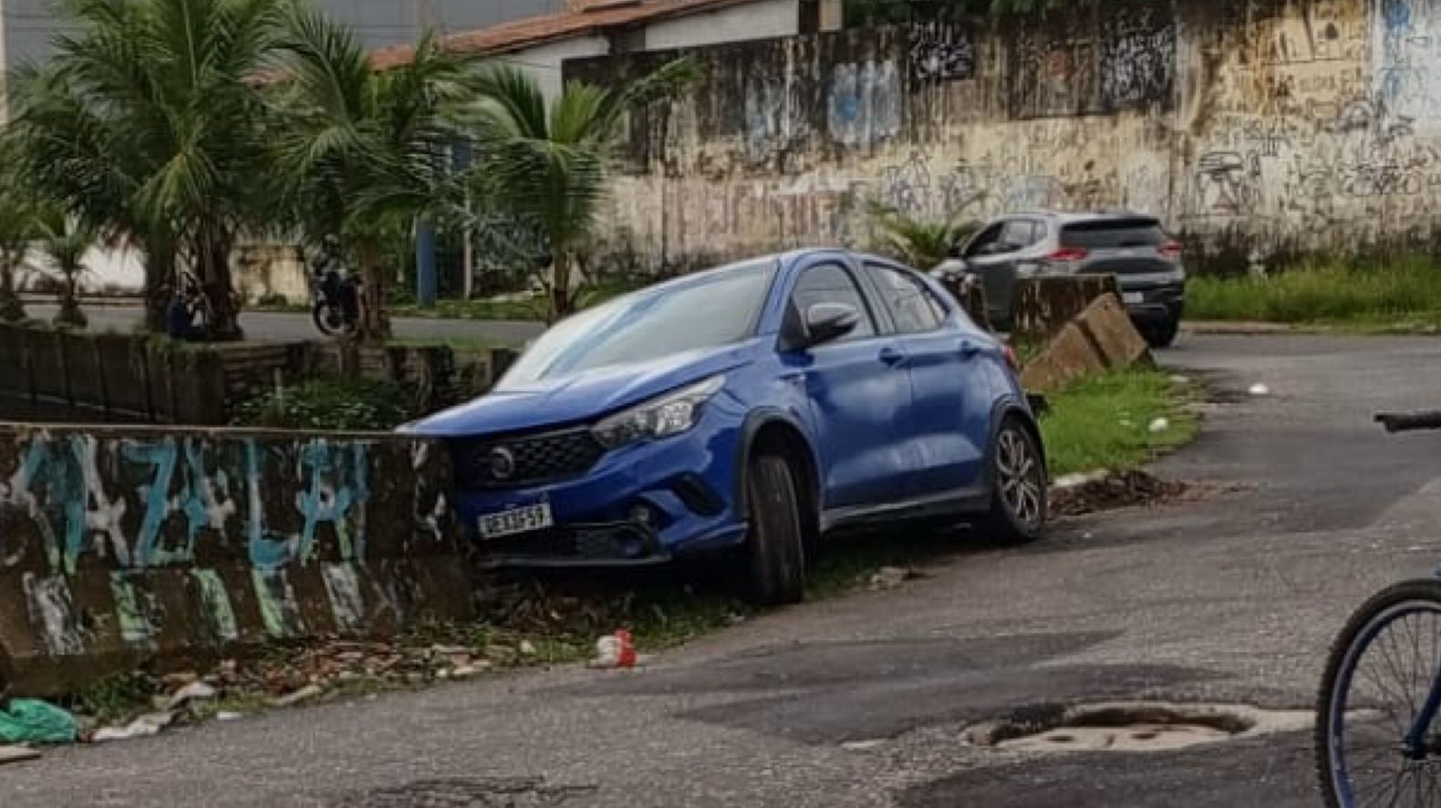 Imagem - Carro bate em mureta e quase cai em canal após motorista perder o controle, em Belém
