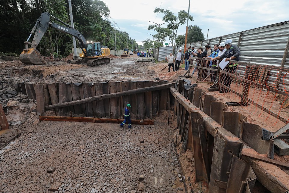 Imagem - Prefeito fiscaliza obra de urbanização da Avenida Júlio César