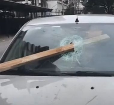 Imagem - Vídeo: madeira cai de prédio em obra e atravessa vidro de carro; motorista escapa