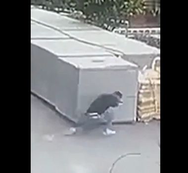 Imagem - Vídeo: operário escapa de ser atingido por guindaste que tombou do 23º andar de prédio em construção