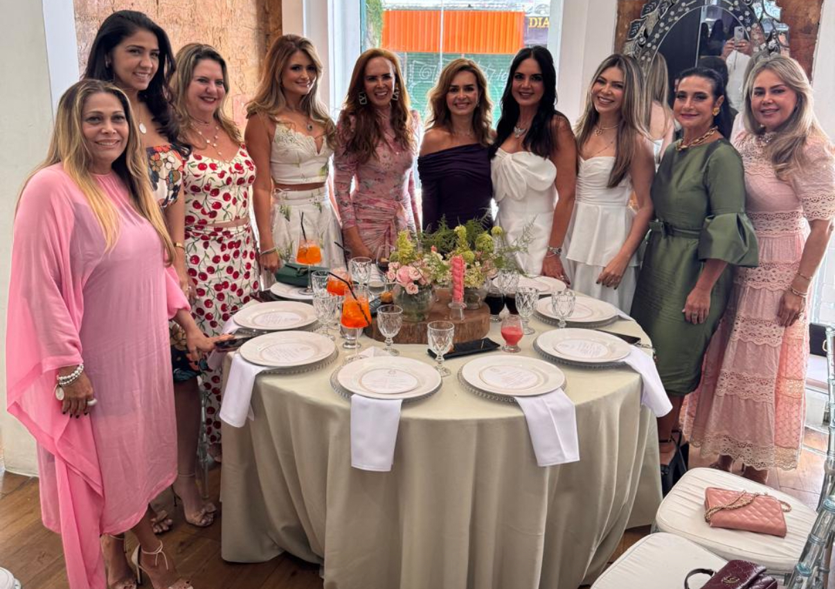 A anfitriã, Fadia Freire, e um grupo de amigas, no Casa Mia, onde as famílias receberam amigos e familiares, para um alinhado brunch. 