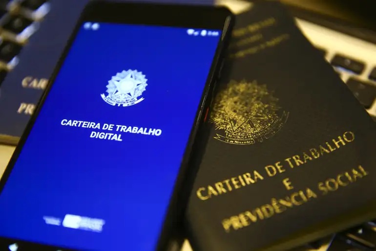 Ao todo, 7,7 milhões de pessoas estão sem emprego no país. Rendimento médio dos trabalhadores bateu recorde da série histórica: R$ 3.410 por mês.