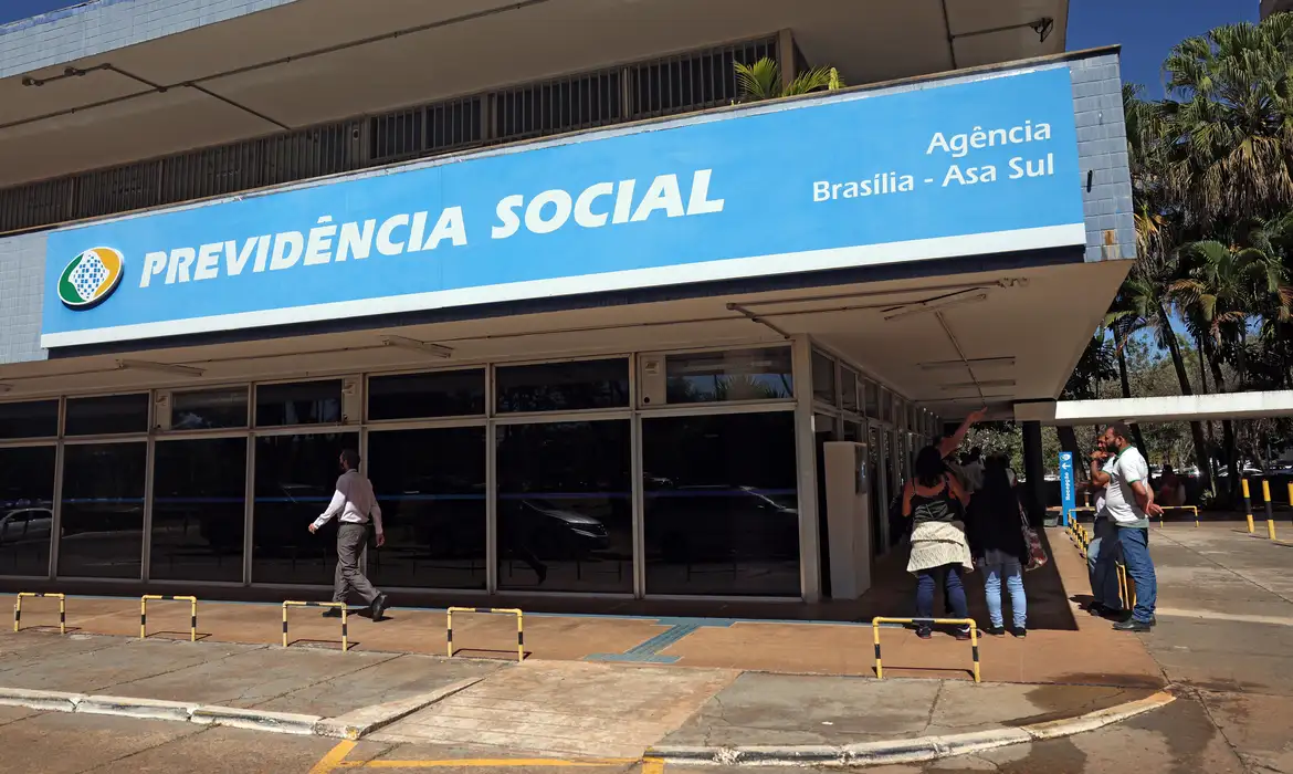 (De autoria do deputado federal Coronel Chrisóstomo (PL-RO), o requerimento de criação da CPI foi entregue com 185 assinaturas de deputados de 14 partidos.)