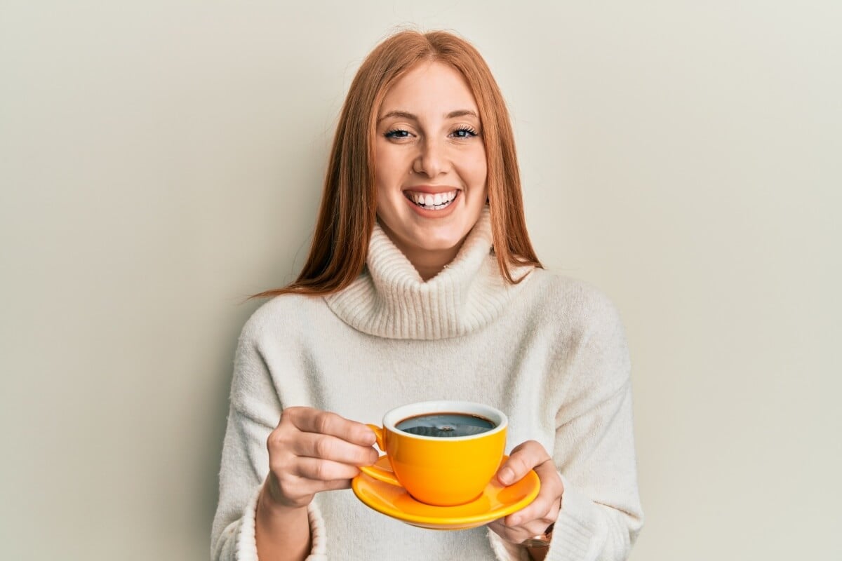 Beber café de forma saudável é possível, desde que seja combinado com práticas de higiene adequadas e moderação (Imagem: Krakenimages.com | Shutterstock)