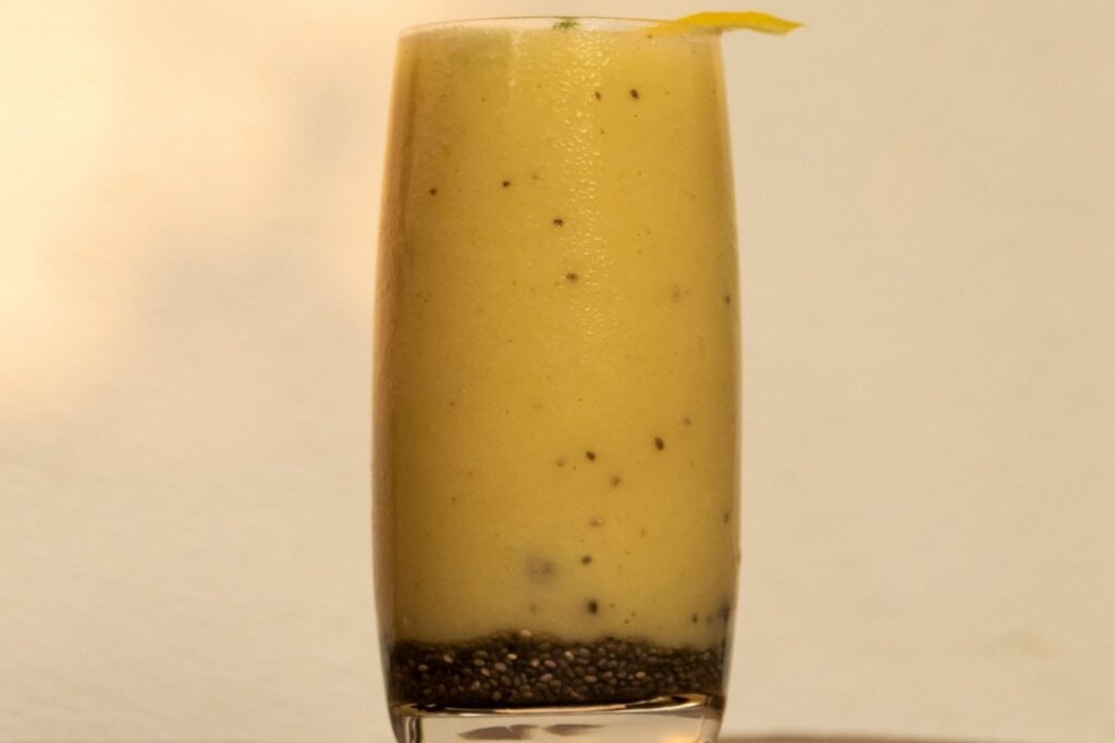 Vitamina de manga com chia (Imagem: PJjaruwan | Shutterstock) 