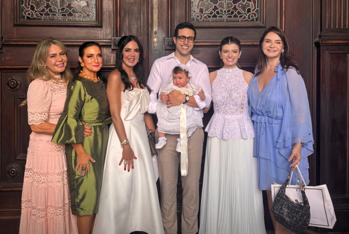 Fadia Freire, com Antonio, Samara e Cecília Freire, rodeados pelas amigas Paula Watrin, Gilvana Gonçalves e Adriana Sganzerla
