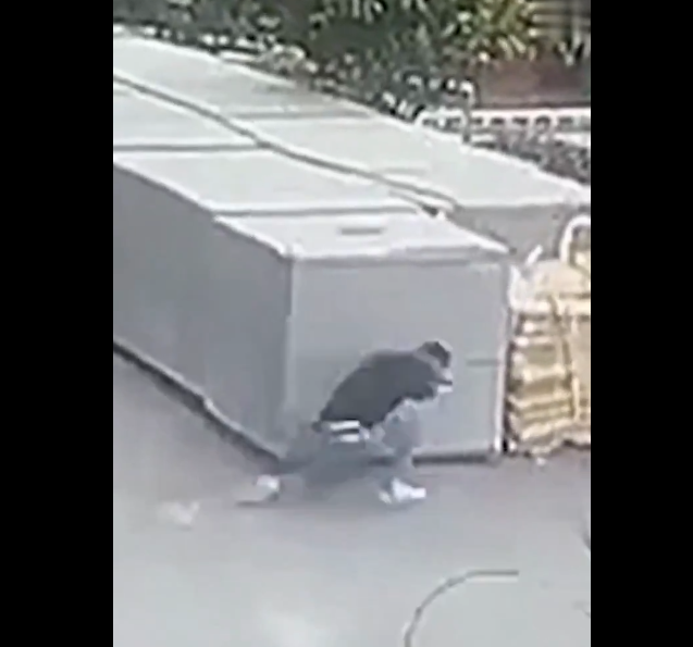 Imagem - Vídeo: operário escapa de ser atingido por guindaste que tombou do 23º andar de prédio em construção