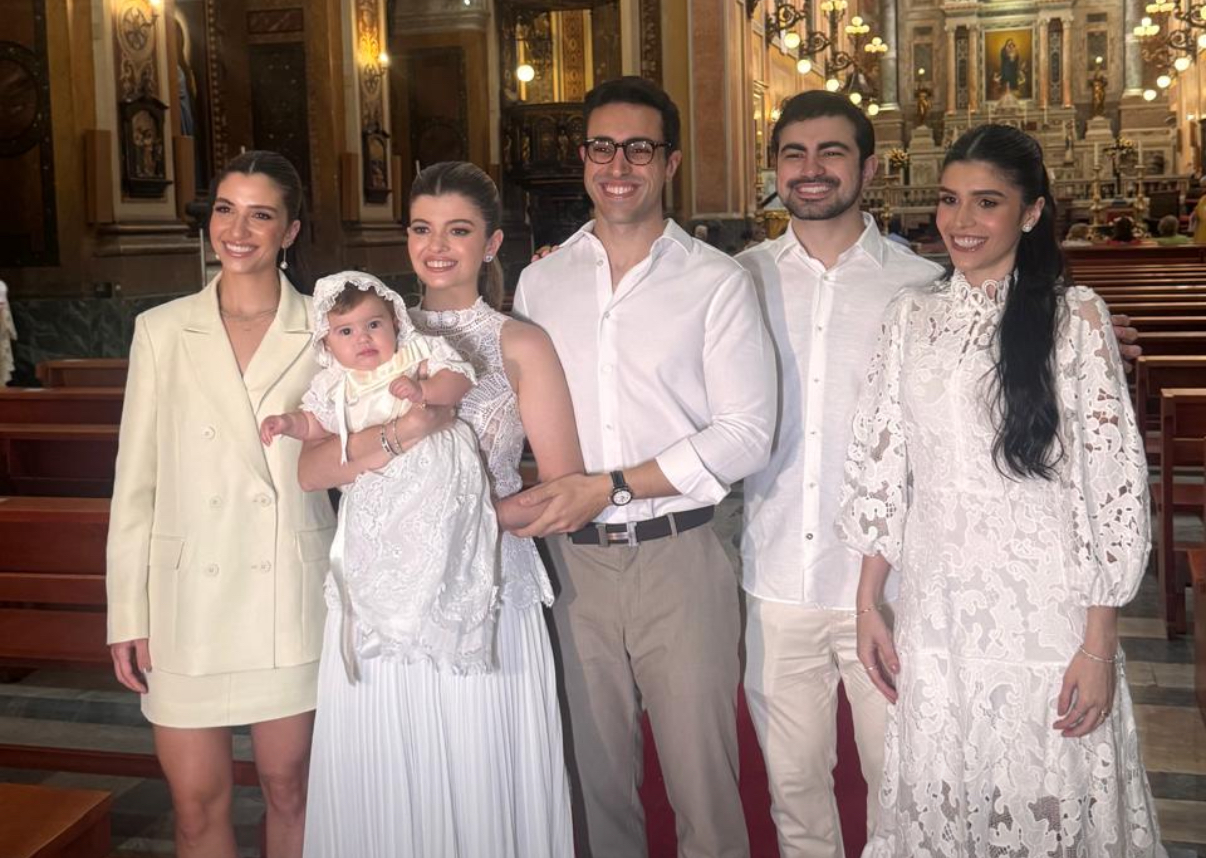 Samara e Antônio Freire com Camila Freire Maiorana e Tarek Freire, padrinhos de Cecília na Pia Batismal. A cerimônia foi realizada na Catedral Metropolitana de Belém  