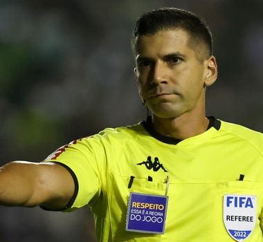 Imagem - Paysandu x Bahia: árbitro volta a ser alvo após nova marcação controversa na Copa do Brasil; entenda