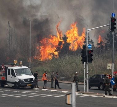 Imagem - Vídeo: chamas de incêndio florestal atingem principal estrada de Israel, e motoristas fogem a pé