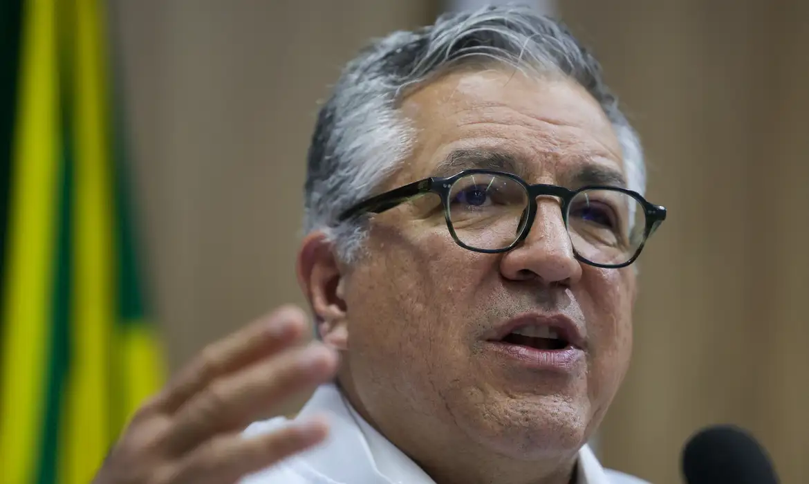 (A projeção para 2035 é que o montante de médicos atuando no Brasil supere a marca de 1 milhão e chegue a 1.152.230 – uma média de 5,2 profissionais por mil habitantes.)